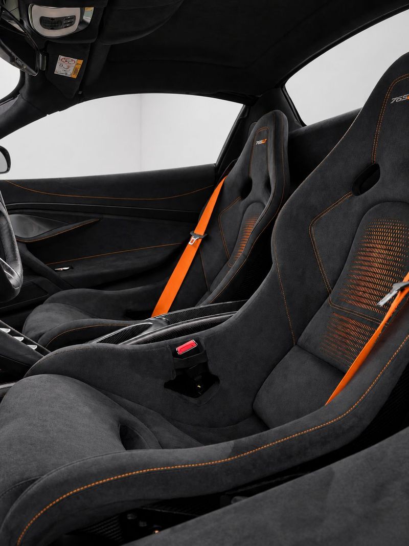 McLaren 765LT Spider, Innenraum mit Schalensitzen
