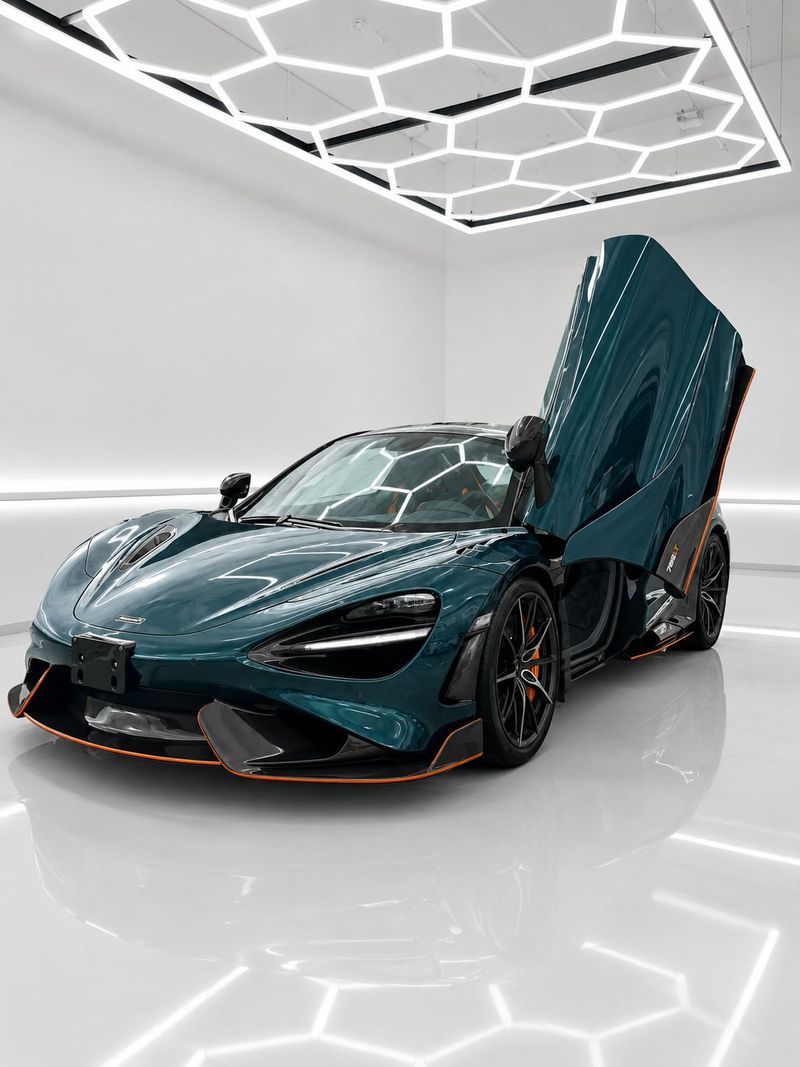 McLaren 765LT Spider mit geöffneten Flügeltüren